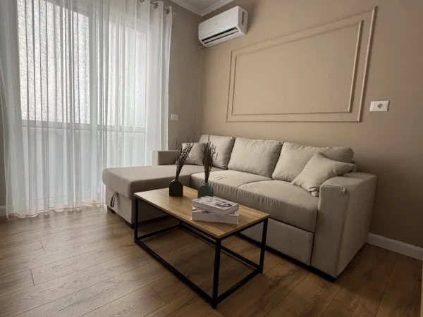 Tirane, jepet me qera apartament 2+1+Ballkon , 108 m² 1.200 € (Kafe Flora, Rr e Durresit)