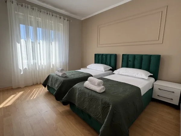 Tirane, jepet me qera apartament 2+1+Ballkon , 108 m² 1.200 € (Kafe Flora, Rr e Durresit)