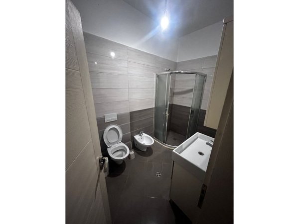 Tirane, jepet me qera apartament 2+1 Kati 1, 100 m² 550 € (Fondacioni Eleonora)