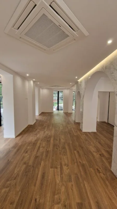Tirane, jepet me qera ambjent biznesi Kati 0, 120 m² 2.500 € (Ish Ekspozita)