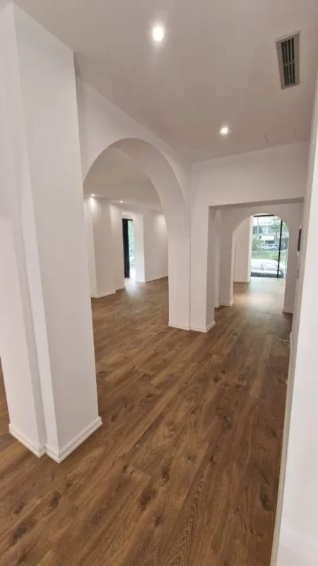 Tirane, jepet me qera ambjent biznesi Kati 0, 120 m² 2.500 € (Ish Ekspozita)