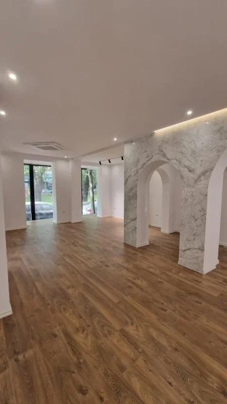 Tirane, jepet me qera ambjent biznesi Kati 0, 120 m² 2.500 € (Ish Ekspozita)