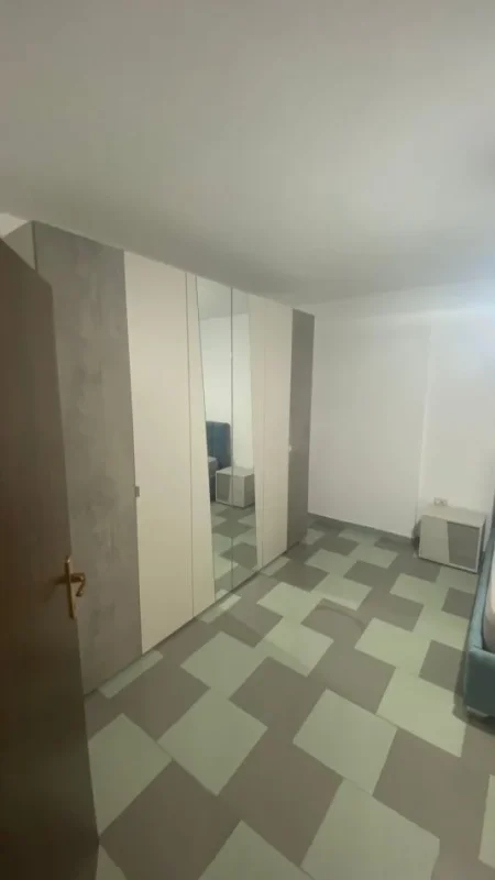 Tirane, jap me qera apartament 1+1+Ballkon Kati 2, 70 m² 450 € (Rruga e Elbasanit, prane Gjimnazit te Gjuheve te Huaja)