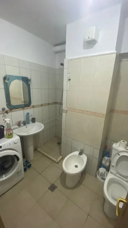 Tirane, jap me qera apartament 1+1+Ballkon Kati 2, 70 m² 450 € (Rruga e Elbasanit, prane Gjimnazit te Gjuheve te Huaja)