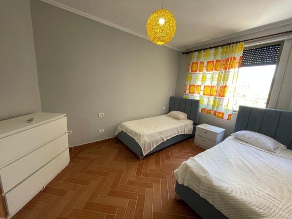 Tirane, jepet me qera apartament 2+1+Ballkon Kati 3, 100 m² 700 € (Komuna e Parisit)