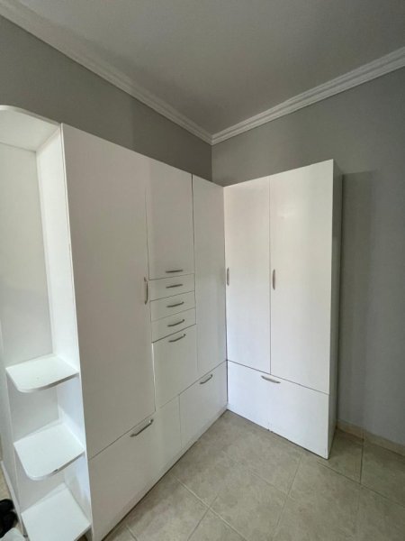 Tirane, jepet me qera apartament 2+1+Ballkon Kati 3, 100 m² 700 € (Komuna e Parisit)
