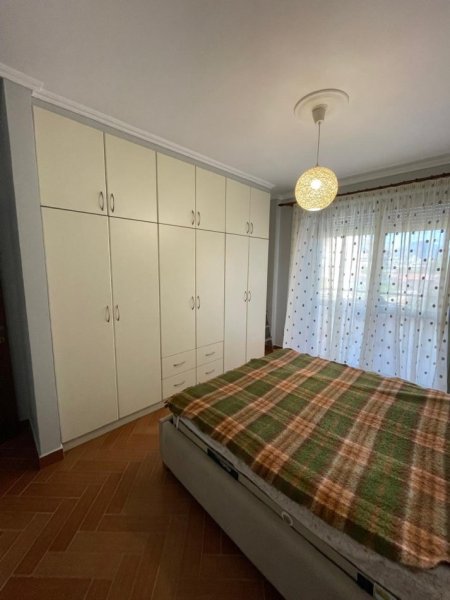Tirane, jepet me qera apartament 2+1+Ballkon Kati 3, 100 m² 700 € (Komuna e Parisit)
