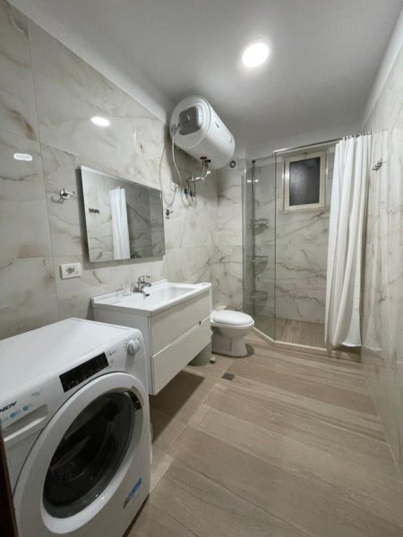 Tirane, jepet me qera apartament 2+1+Ballkon Kati 3, 100 m² 700 € (Komuna e Parisit)