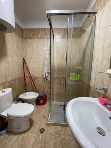 Tirane, jepet me qera apartament 2+1+Ballkon Kati 3, 100 m² 700 € (Komuna e Parisit)