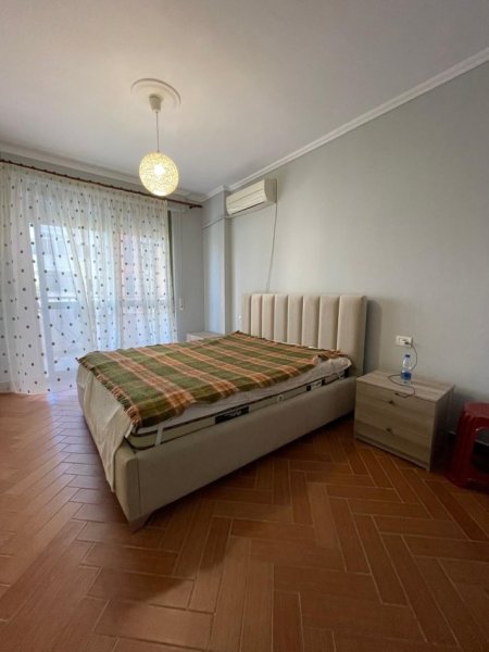 Tirane, jepet me qera apartament 2+1+Ballkon Kati 3, 100 m² 700 € (Komuna e Parisit)