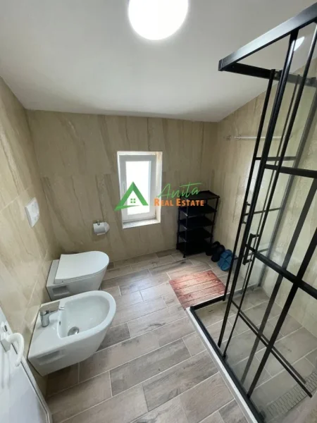 Tirane, jepet me qera apartament+verande | Penthouse 1+1+Ballkon Kati 2, 90 m² 600 € (Second Floor of a Private Villa in Farkë)