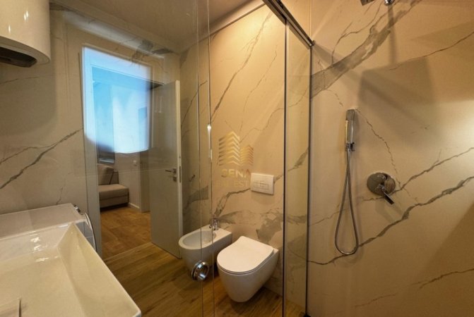 Tirane, jepet me qera apartament 1+1+Ballkon Kati 1, 65 m² 600 € (Rruga Sadik Petrela)