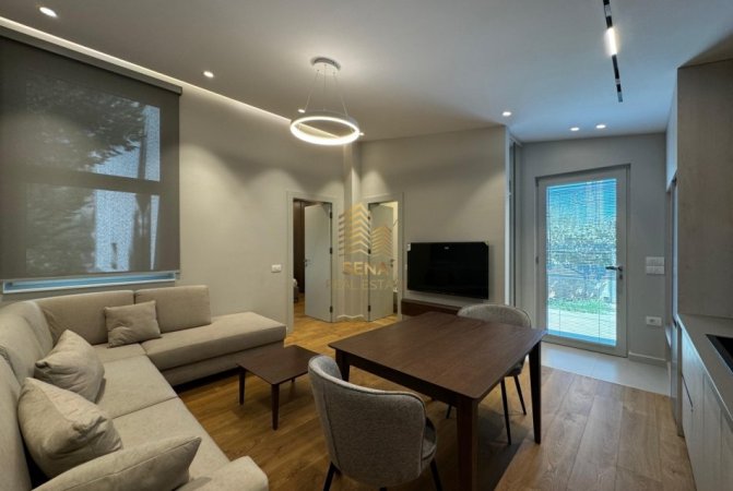 Tirane, jepet me qera apartament 1+1+Ballkon Kati 1, 65 m² 600 € (Rruga Sadik Petrela)
