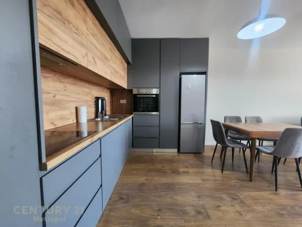 Tirane, jepet me qera apartament 2+1 Kati 8, 115 m² 650 € (Prane QSUT)