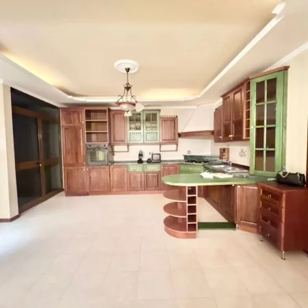 Tirane, shitet ambjent biznesi Kati 4, 140 m² 370.000 € 