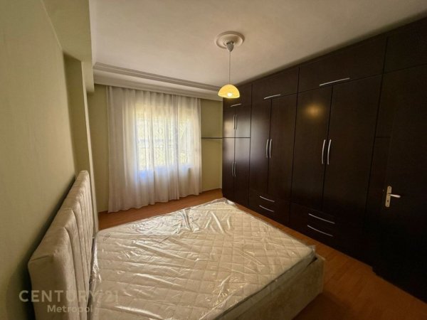 Tirane, jepet me qera apartament 1+1+Ballkon Kati 5, 70 m² 500 € (Komuna e Parisit)