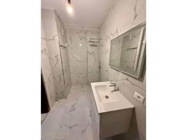 Tirane, jepet me qera apartament 1+1+Ballkon Kati 5, 70 m² 500 € (Komuna e Parisit)