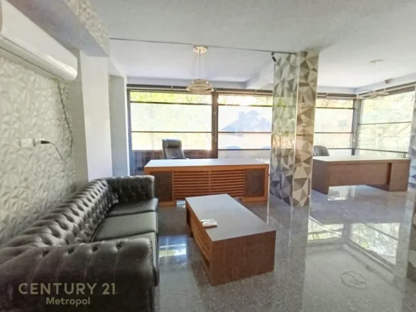 Tirane, jepet me qera zyre Kati 1, 85 m² 650 € (Prane Prokurorise se Tiranes)