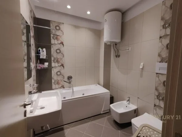 Shqiperi, jepet me qera apartament 3+1 Kati 2, 138 m² 900 € 