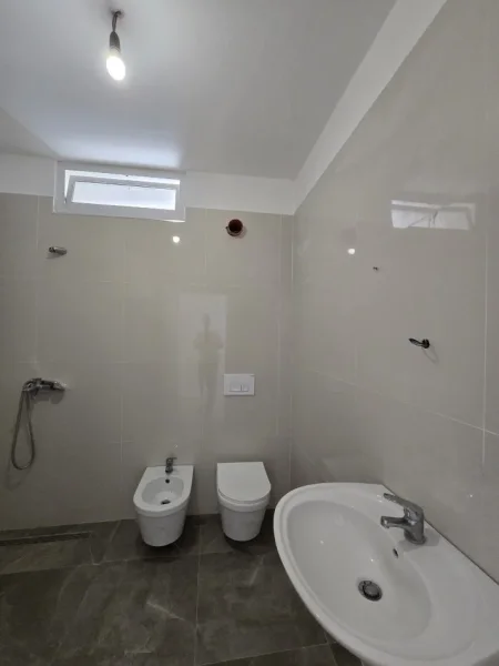 Tirane, shitet apartament 2+1+Ballkon Kati 4, 106 m² 170.000 € (RR. 5 MAJI)