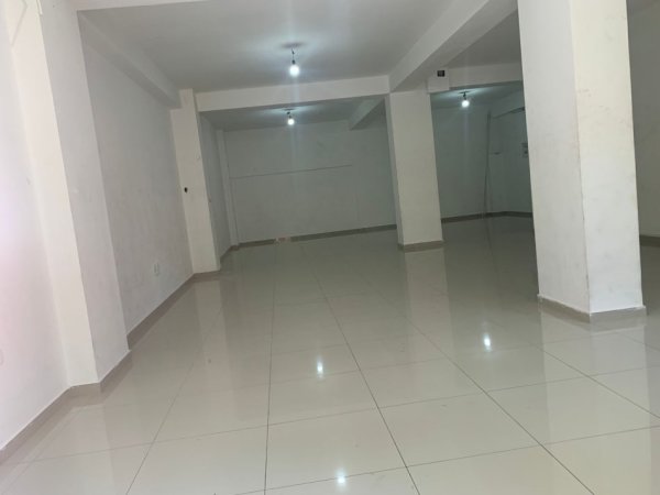 Tirane, jepet me qera dyqan Kati 0, 115 m² 700 € (Rruga Memo Meto)