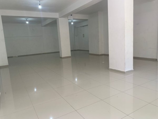 Tirane, jepet me qera dyqan Kati 0, 115 m² 700 € (Rruga Memo Meto)