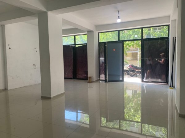 Tirane, jepet me qera dyqan Kati 0, 115 m² 700 € (Rruga Memo Meto)