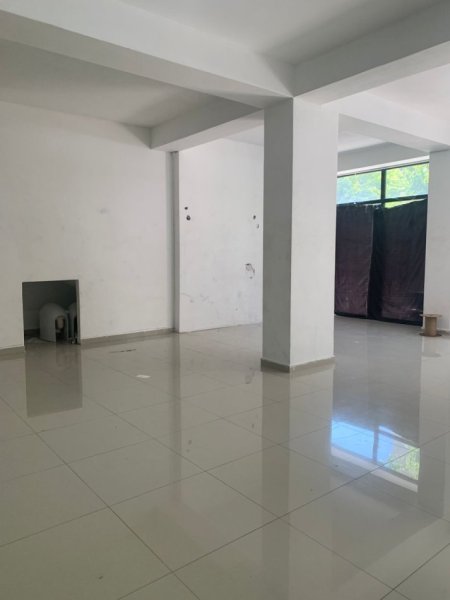 Tirane, jepet me qera dyqan Kati 0, 115 m² 700 € (Rruga Memo Meto)