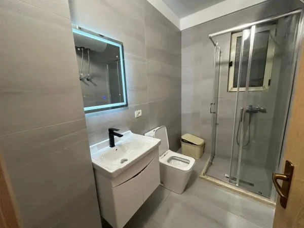 Tirane, jepet me qera apartament 1+1+Ballkon Kati 5, 80 m² 500 € (Selite)