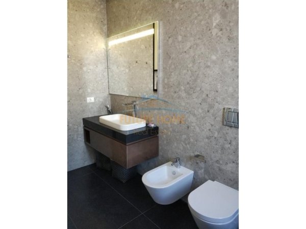 Tirane, jepet me qera apartament 2+1 Kati 5, 110 m² 1.100 € 