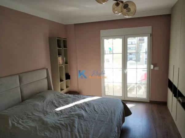 Tirane, jap me qera apartament 2+1+Ballkon Kati 5, 110 m² 1.100 € (Rruga e Kavajës/Myslym Shyri (Ismail Alla))