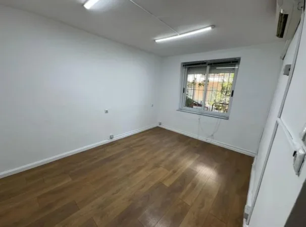 Tirane, jap me qera ambjent biznesi Kati 1, 65 m² 400 € (rruga muahmet gjollesha)