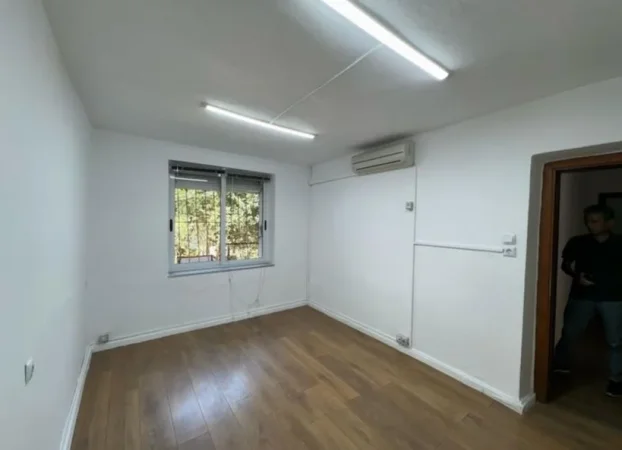 Tirane, jap me qera ambjent biznesi Kati 1, 65 m² 400 € (rruga muahmet gjollesha)