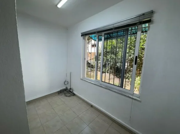 Tirane, jap me qera ambjent biznesi Kati 1, 65 m² 400 € (rruga muahmet gjollesha)