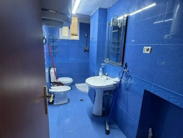 Tirane, jap me qera ambjent biznesi Kati 1, 65 m² 400 € (rruga muahmet gjollesha)