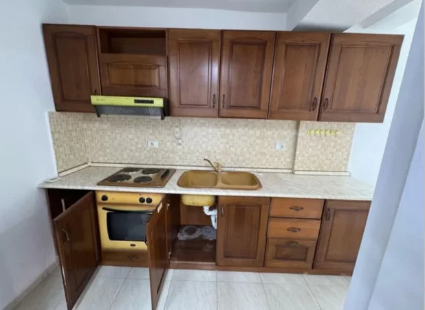 Tirane, jap me qera ambjent biznesi Kati 1, 65 m² 400 € (rruga muahmet gjollesha)