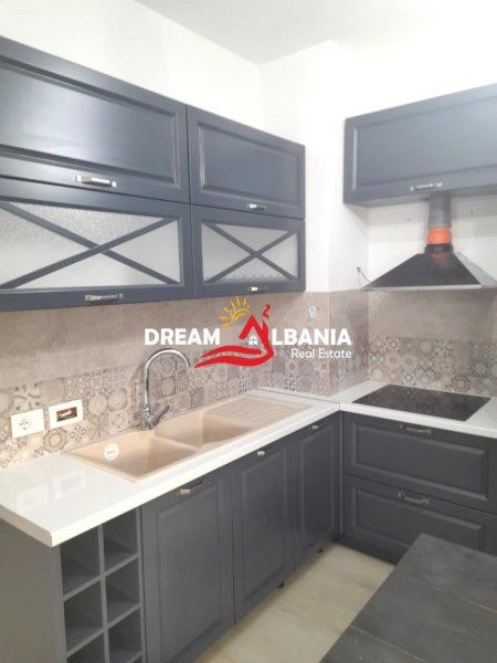 Tirane, jepet me qera apartament 2+1 Kati 8, 100 m² 750 € (ne Xhamllik prane Karburant Kastratit)
