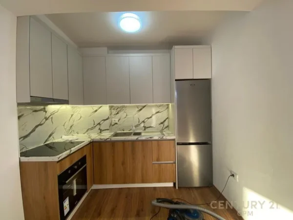 Tirane, jepet me qera apartament 1+1+Ballkon Kati 1, 77 m² 650 € 