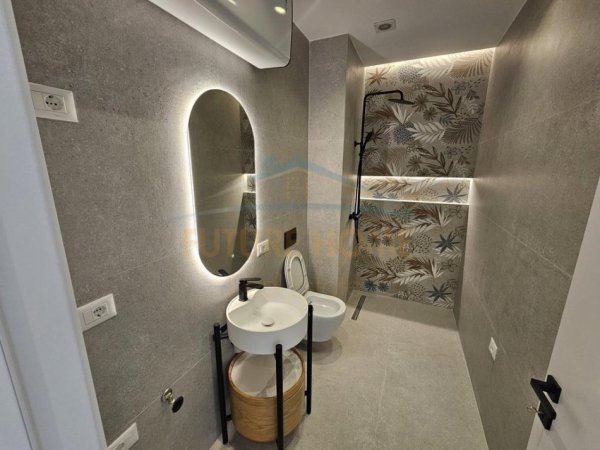 ALF55136 Tirane, jepet me qera ambjent biznesi Kati 3, 114 m² 1.400 € (Parku Olimpik i Tiranes)