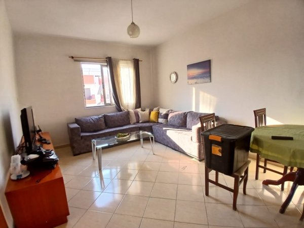 Tirane, jepet me qera apartament 2+1 Kati 8, 450 € (astir)