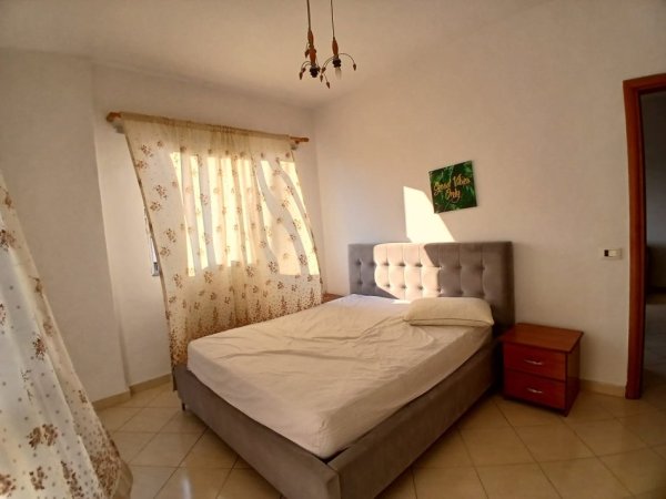 Tirane, jepet me qera apartament 2+1 Kati 8, 450 € (astir)
