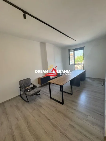 Tirane, jepet me qera zyre Kati 2, 56 m² 400 € (Brryli)