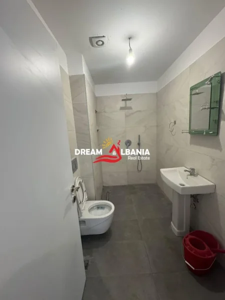 Tirane, jepet me qera zyre Kati 2, 56 m² 400 € (Brryli)