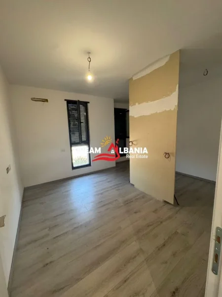 Tirane, jepet me qera zyre Kati 2, 56 m² 400 € (Brryli)