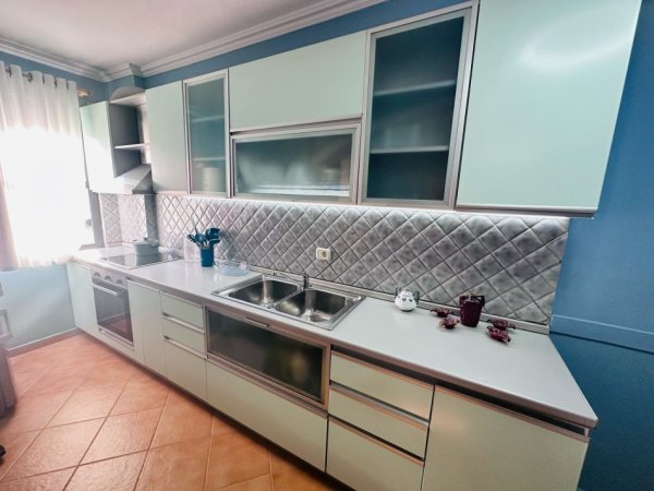 Tirane, jepet me qera apartament 2+1 Kati 7, 70 m² 500 € (rruga 5 maji)