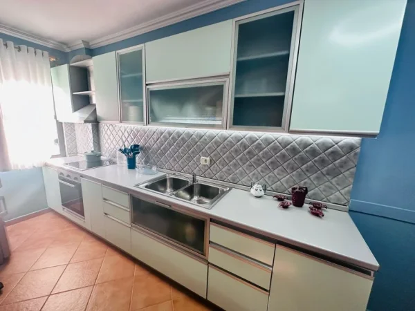 Tirane, jepet me qera apartament 2+1 Kati 7, 70 m² 500 € (rruga 5 maji)