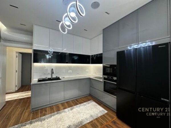 Tirane, jepet me qera apartament 2+1 Kati 3, 113 m² 900 € 