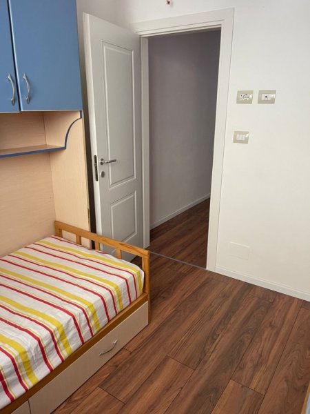 Tirane, jepet me qera apartament 2+1+Ballkon , 90 m² 500 € (Rruga Bill Klinton, Prane Cok market)