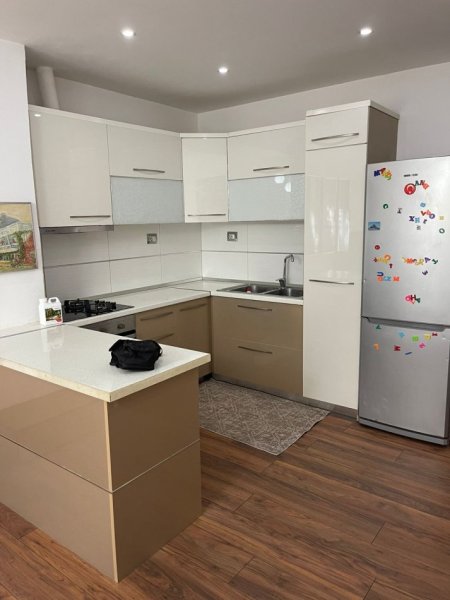 Tirane, jepet me qera apartament 2+1+Ballkon , 90 m² 500 € (Rruga Bill Klinton, Prane Cok market)