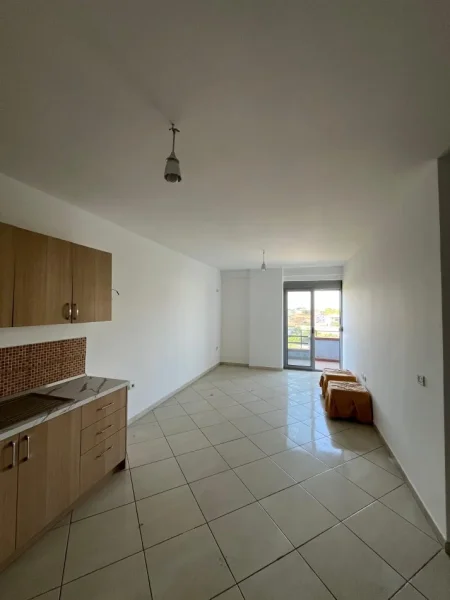 Tirane, shitet apartament 1+1+Ballkon Kati 4, 62 m² 82.000 € (Terminali)